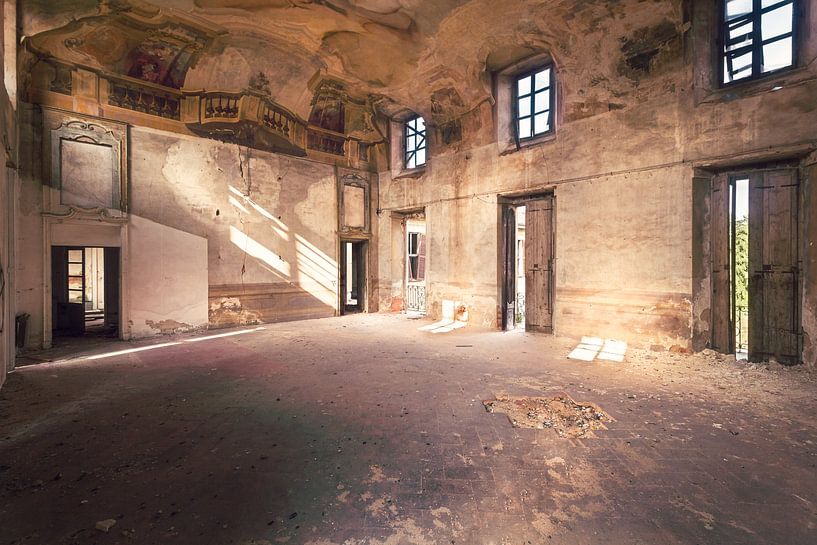 Abandoned Room with Painting. by Roman Robroek - Photos of Abandoned Buildings