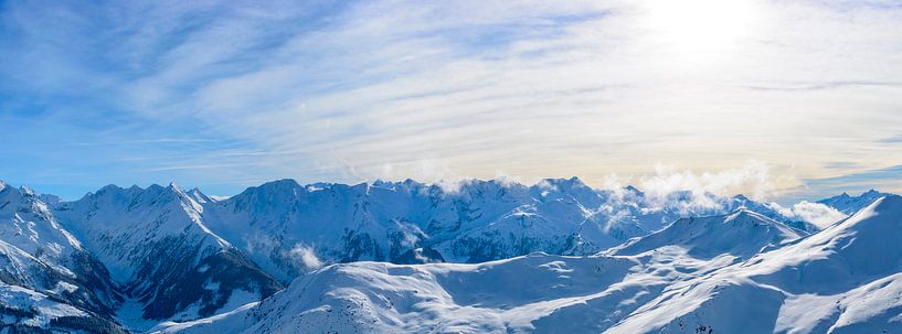 Ansicht über den Schnee bedeckte Berge in den Tiroler Alpen in Österreich von Sjoerd van der Wal Fotografie