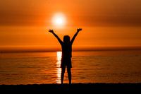 untergehende Sonne mit Kind