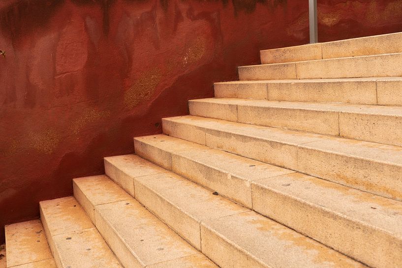 Escaliers. Minimalisme. Rouge terre cuite. par Alie Ekkelenkamp