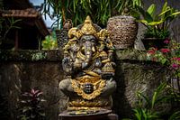 Met goud belegd stenen Ganesha beeld in Ubud, Bali, Indonesië.