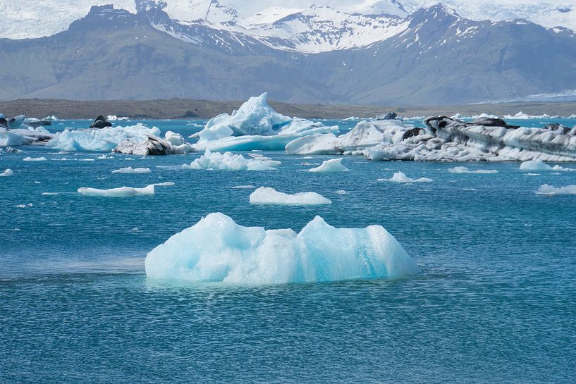 Island - Viele Eisschollen bewegen sich in Richtung Ozean mit Bergen in von adventure-photos