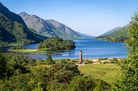 Vue sur le Loch Shiel et le monument de Glennfinnan Écosse