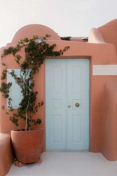 Blaue Tür in orangefarbenem Gebäude | Reisefotografie Druck | Oia Santorini Griechenland von Kimberley Jekel
