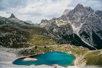 Lac de montagne entouré par les magnifiques montagnes accidentées et les rochers pointus des Dolomites - Italie