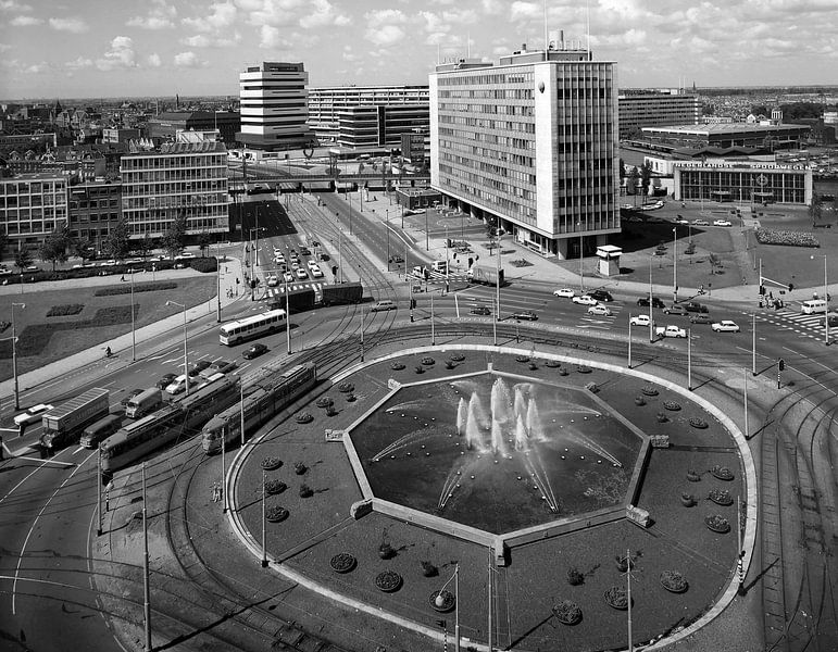 Fontaine Hofplein de Rotterdam Juillet 1972 par Roel Dijkstra