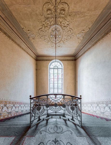 magnifique montée d'escalier en Italie par Gentleman of Decay