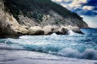 Plage de Myrtos à Céphalonie en automne avec des vagues spectaculaires.