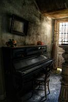 Een piano in een verlaten villa