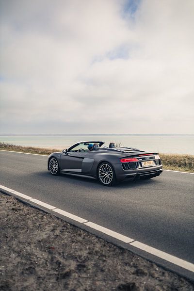 Audi R8 V10 mit atemberaubendem Blick auf den Ozean im Hintergrund von Sebastiaan van 't Hoog