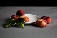 Schöne Pfirsiche mit schönem Kontrast