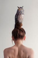 Intrigerende Foto van Vrouw met Knot en Uil - Mysterie en Symboliek