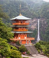 Une belle vue sur la pagode de Seigantoji et la cascade de Nachi no Taki au Japon.