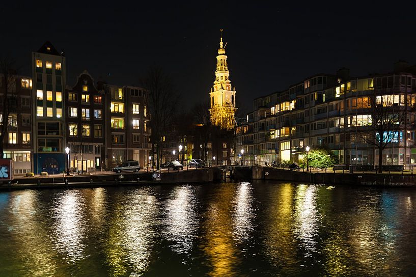 Amsterdam met de kerk over het water bij nacht von Brian Morgan