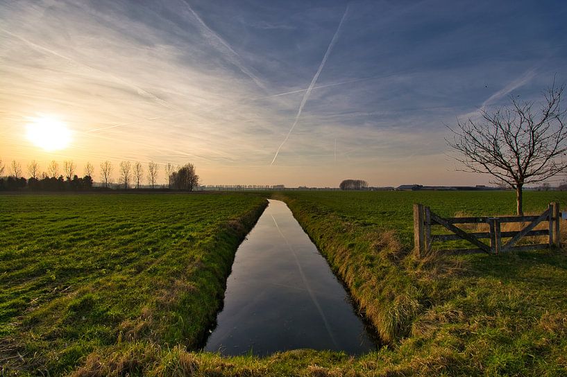 Lumière du soir au-dessus du cours d'eau par Hans Janssen