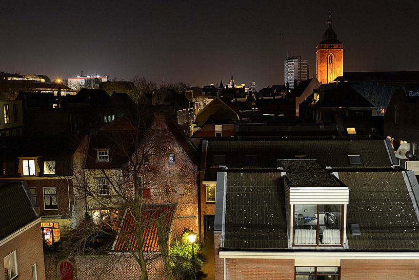 Stadssilhouet van Utrecht bij avond. by Margreet van Beusichem