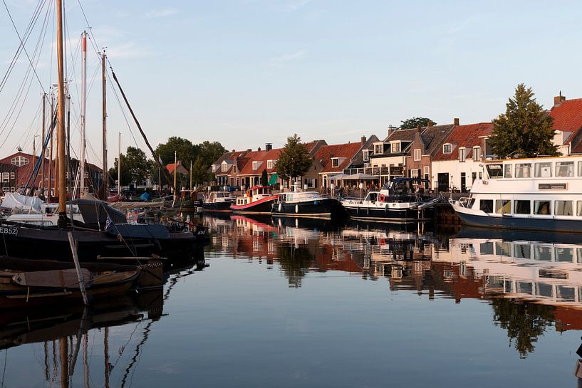 Elburg Marina am Abend mit Booten und Spiegelungen von Marianne van der Zee