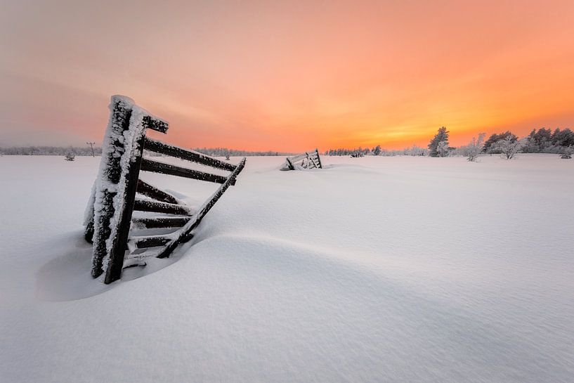 Paysage d'hiver suédois avec coucher de soleil par Martijn Smeets