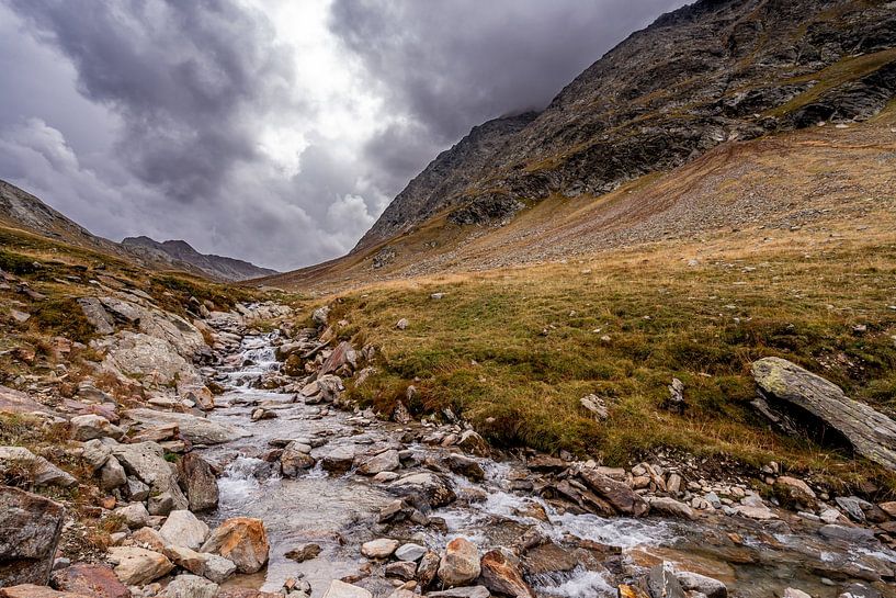 Stark strömender Fluss inmitten der österreichischen Berge von Dafne Vos