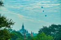 Heißluftballons über Tempel von Bagan in Myanmar