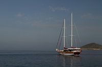 Zeilboot voor anker bij de Griekse eilanden