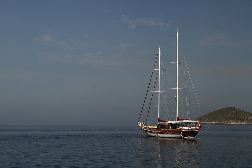 Zeilboot voor anker bij de Griekse eilanden by Edwin Pijpe