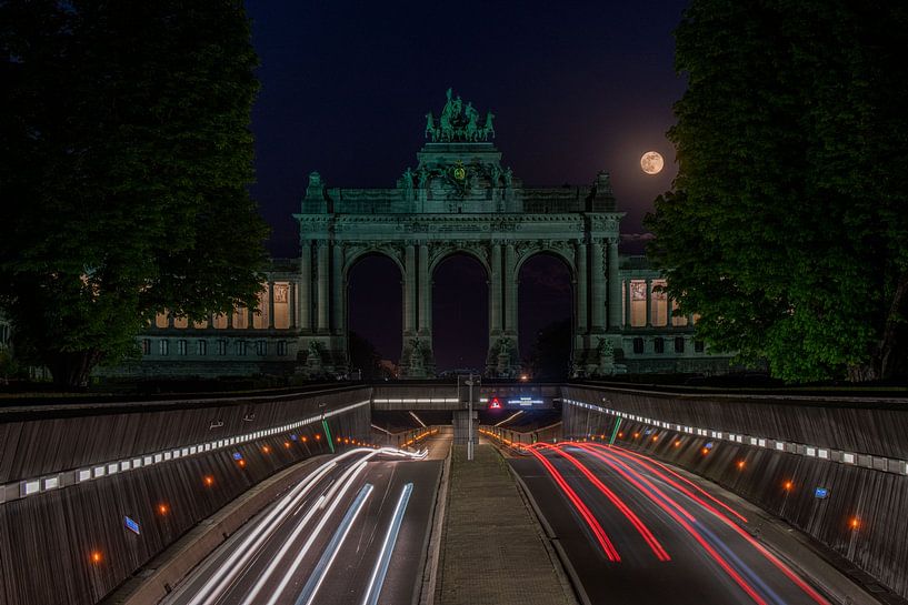 Der Vollmond über dem Cinquantenaire von Jim De Sitter