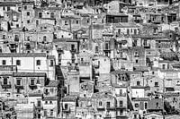 Stadtbild Modica, Sizilien Italien in Schwarz-Weiß.