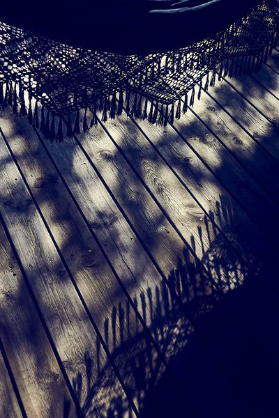 Detail einer Hängematte mit Fransen im Abendlicht auf der Terrasse von Michael Moser