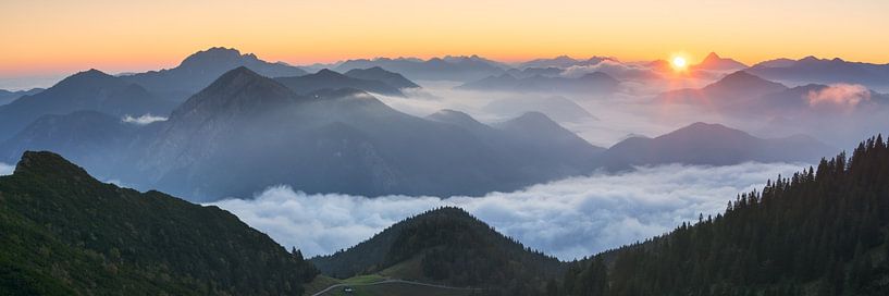 Ein herbstliches Panorama über den Bayerischen Alpen von Daniel Gastager
