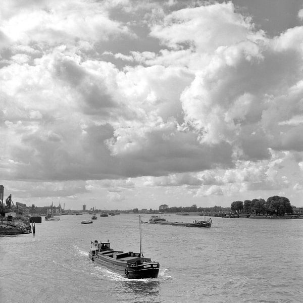 The river Maas near Dordrecht with beautiful cloud cover by Dordrecht van Vroeger