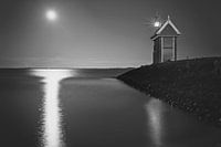 Entrée du port de Volendam au clair de lune en noir et blanc