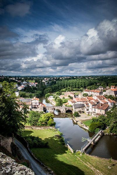 Parthenay, Blick auf den Fluss Thouet von Studio  Milaan