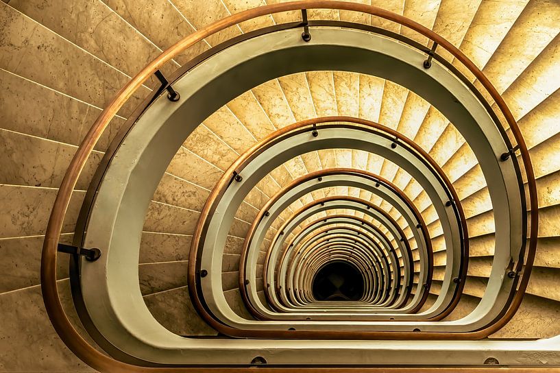 Cage d'escalier par Leon Okkenburg