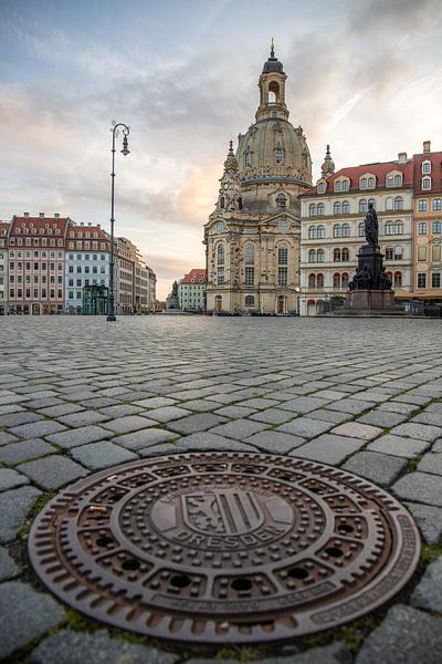 Vue sur l'église Frauenkirche à Dresde via le Neumarkt par Fotos by Jan Wehnert