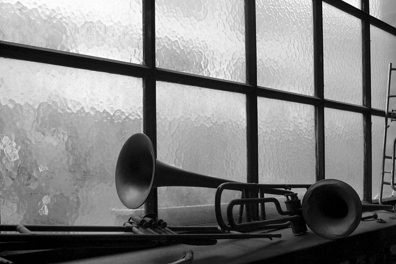 Music in the window. van JRobert Photography