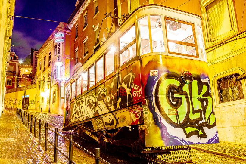 Graffiti-Straßenbahn in Lissabon bei Nacht von Lizanne van Spanje