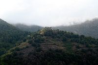 Dorf auf dem Gipfel eines Berges.