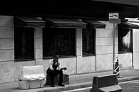 Der läutende Kellner in seiner Pause