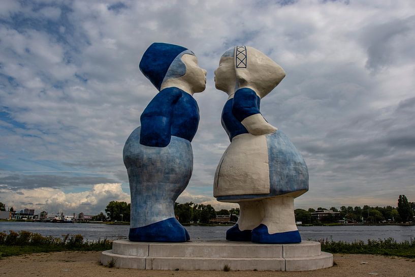 Couple XXXL s'embrassant à Westpoort - Amsterdam - Pays-Bas par WorldWidePhotoWeb