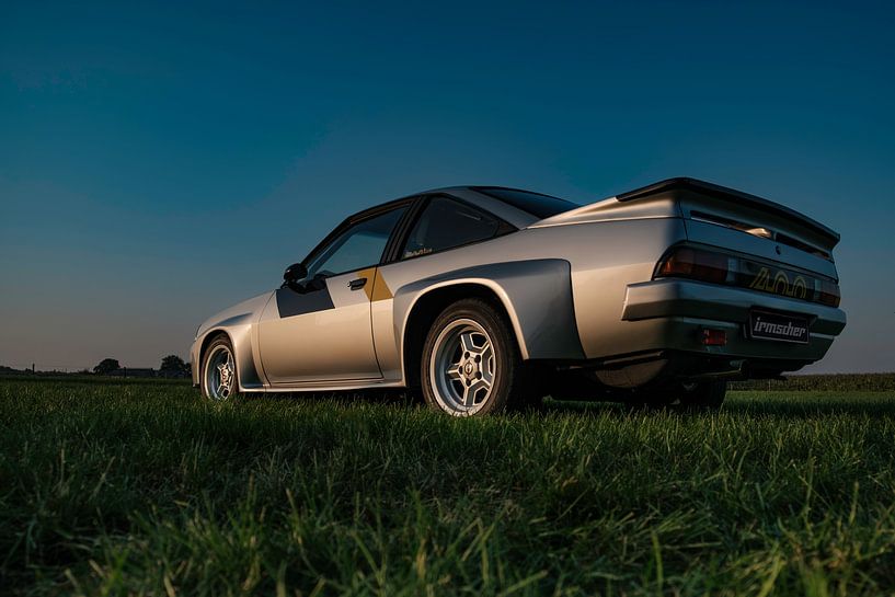 Opel Manta 400 silber bei Sonnenuntergang von RAW & Refined