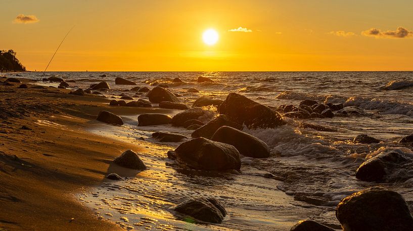 Rocher sur la plage de Rügen au coucher du soleil au cap Arkona par Animaflora PicsStock
