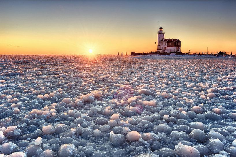 Marken-Leuchtturm bei winterlichen Bedingungen von John Leeninga