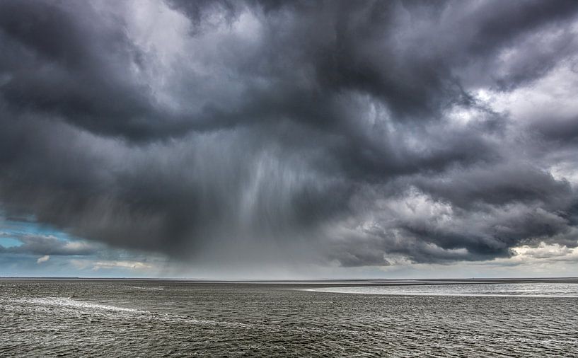 Wolkenlucht boven het Wad met regenbui von Harrie Muis