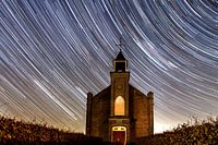 Sterren sporen bij kerkje in Homoet.