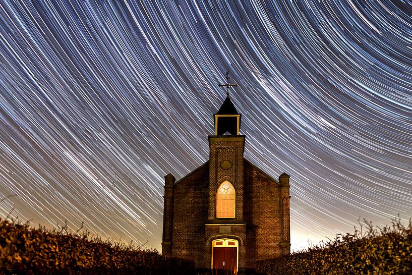 Sterren sporen bij kerkje in Homoet. par Theo de Wild