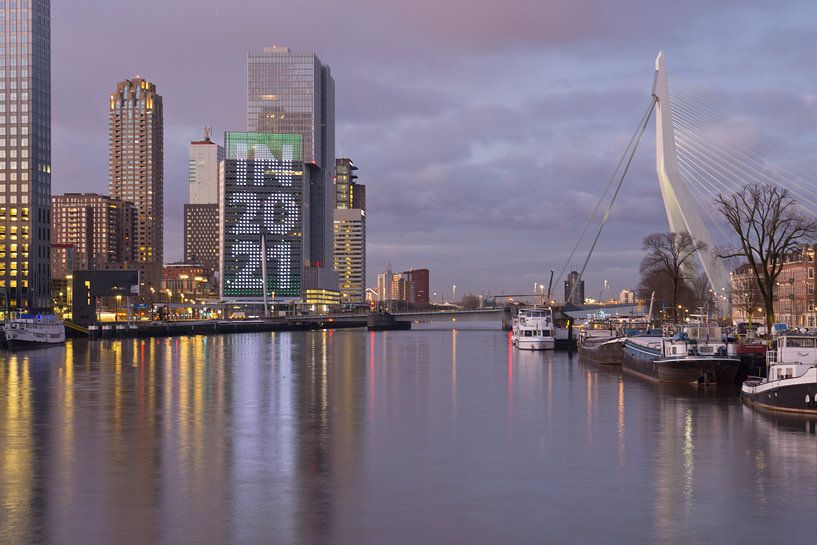 Kop van zuid en Erasmusbrug in Rotterdam van Remco Swiers