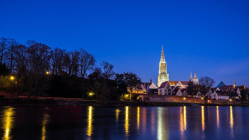 Deutschland, Ulmer Stadtsilhouette, Stadtbild und sich im Wasser spiegelndes Münster bei Nacht von adventure-photos