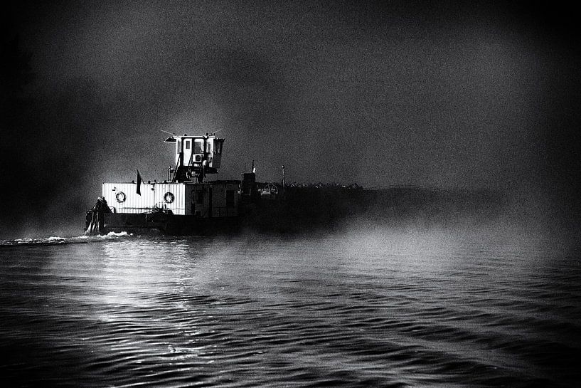 Barge de navigation intérieure à l'aube dans la brume, en noir et blanc par John Quendag