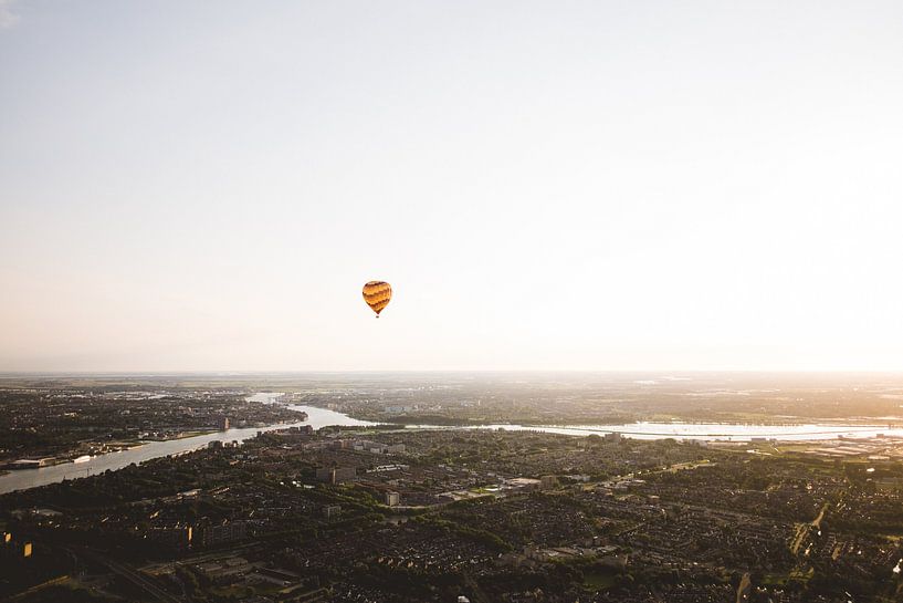 Hot air balloon above the Drechtsteden by Moniek Kuipers